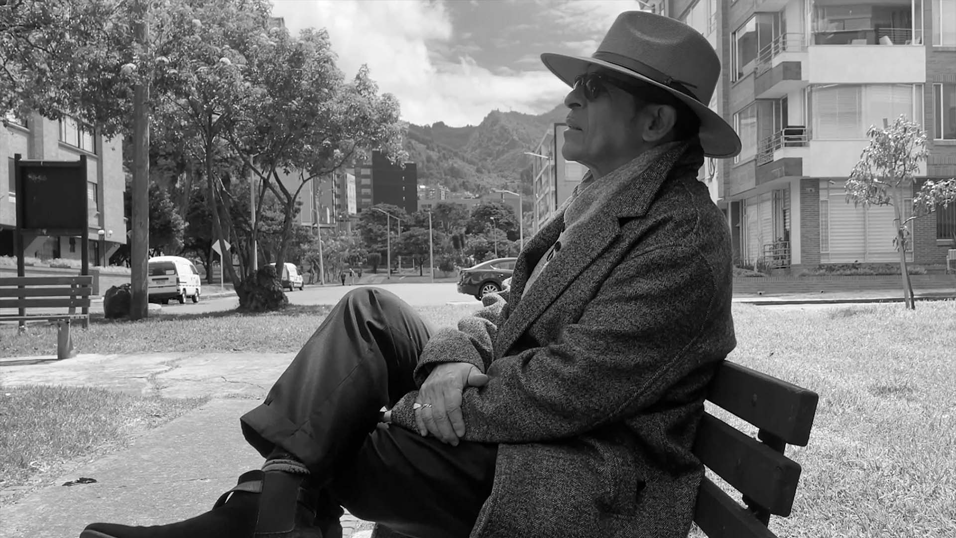 Jaime Pabón Celis sentado en una banca, en blanco y negro